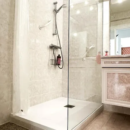 Casalionelantibes Large With Ac, King-size Bed, Garden And Parking 앙티브